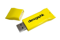 Η μορφή 2GB 2,0 κόκκινο χρώμα πλαστικό USB καραμελών ανεφοδιασμού εργοστασίων με το προσαρμοσμένο λογότυπο και η συσκευασία παρουσιάζουν εμπορικό σήμα ζωής